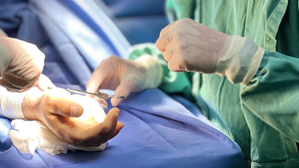 Dr. Max Lopes Jr em cirurgia da mão, campo cirúrgico com instrumental